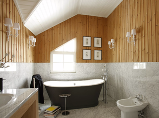 Необычный интерьер в ванной за счет комбинирования разной отделки и покрытий.